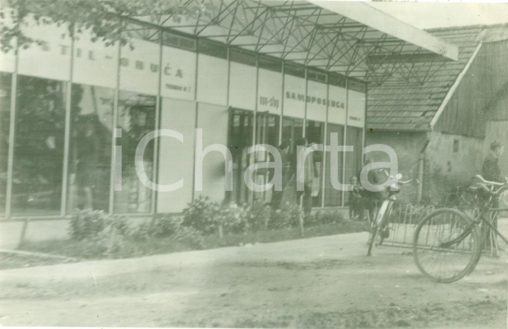 Cartolina originale da collezione 1967 NOVOSELEC CROAZIA Clienti fuori dal supermercato Cartolina FP VG 1