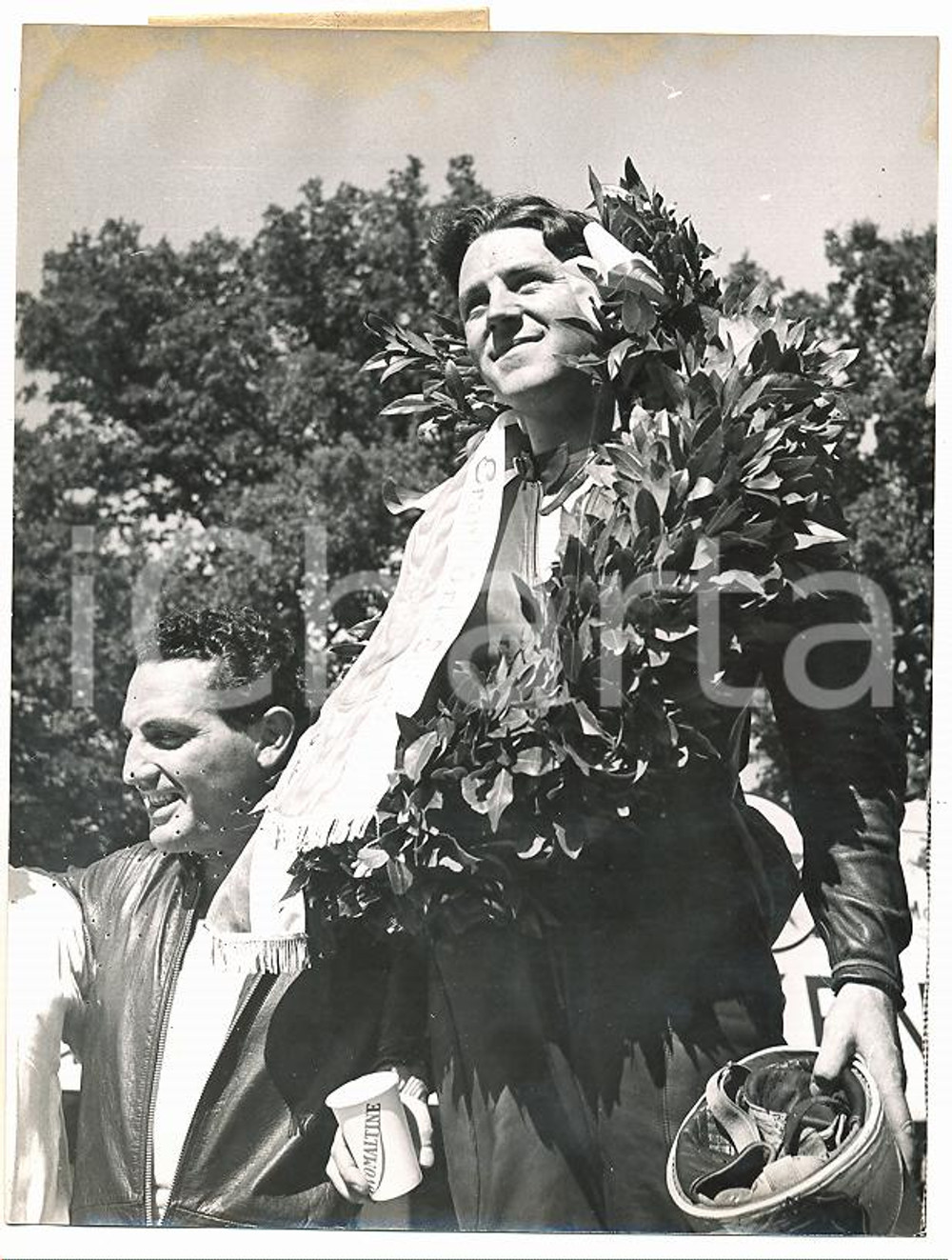 1954 MOTO GP Circuito BREMGARTEN Geoffrey DUKE sul podio con tazza OVOLMATINE