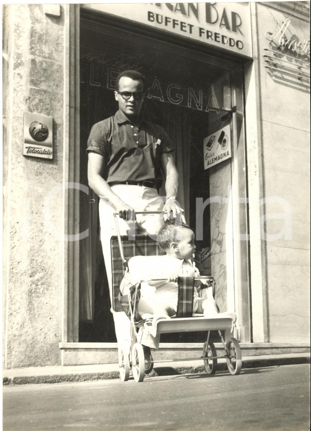 1958 GENOVA NERVI Harry BELAFONTE in vacanza con il figlio *Foto 13x18 cm Fotografia di agenzia. CONDIZIONI: G FORMATO: 13x18 cm    originale e autentica 1