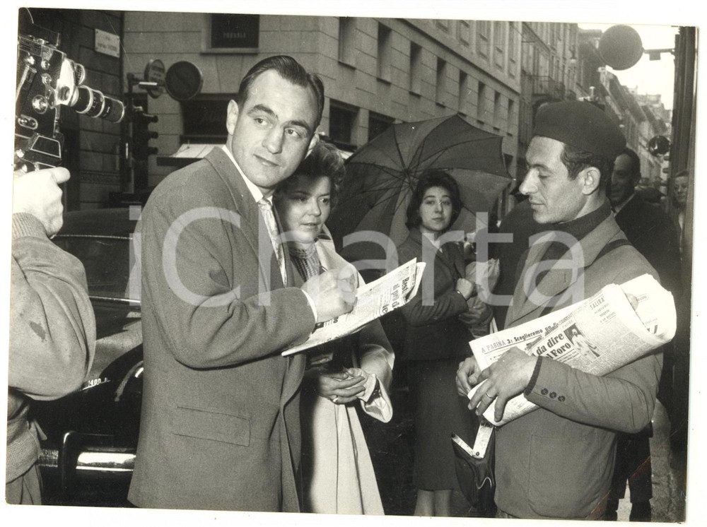 1957 MILANO BOXE Il campione europeo pesi medi Charles HUMEZ concede autografi