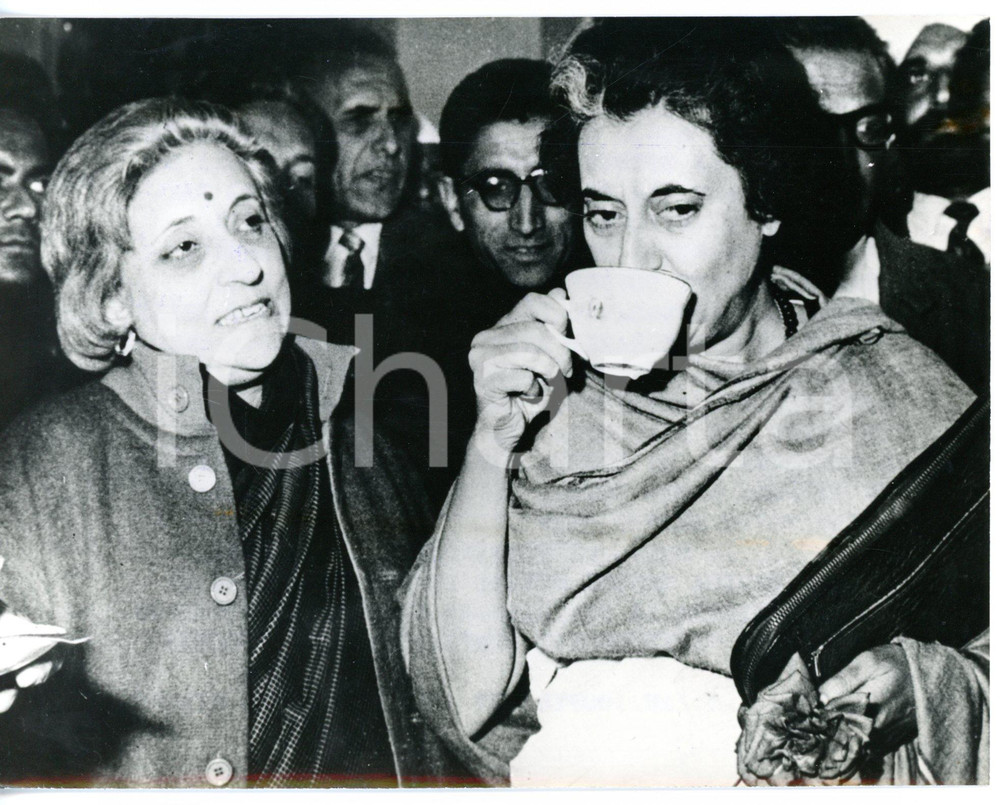 1966 INDIA Indira GANDHI beve una tazza di tè con la zia Krishna HUTHEESING