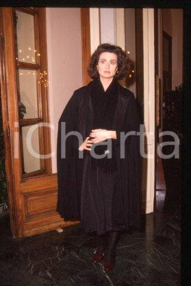 35mm vintage slide* 1985 ca ITALIA - MUSICA Gigliola CINQUETTI Ritratto (38)  Diapositiva d'epoca, in formato 35 mm.CONDIZIONI: GOODE' severamente vietata la riproduzione. Tutti i diritti sono riservati.Nella diapositiva ICharta mette in vendita, sul negozio eBay e in esclusiva sul sito "icharta" il proprio archivio composto da numerose diapositive e negativi fotografici d'epoca, tutti originali e autentici, che attraversano la storia del costume italiano tra gli la fine degli anni Sessanta e Novanta.Si tratta di uno sguardo inedito sull'attualit&agrave;, la politica, la vita quotidiana, il gossip e la cultura, che fotografa il cambiamento della nazione in quest'ultimo scorcio del XX secolo. Un'occasione unica per il mercato del collezionismo, che vede finalmente disponibile un archivio eccezionale per vastit&agrave;, tematiche e condizioni, in un settore (il negativo fotografico e la diapositiva) di assoluta novit&agrave; e dalle interessanti prospettive di investimento. GOOD/buono   originale e autentica 1