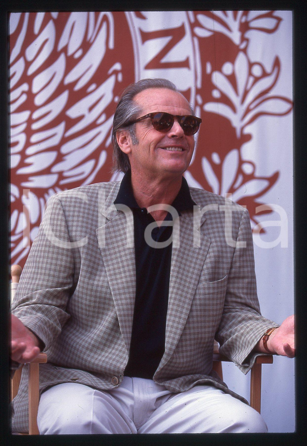 35mm vintage slide* 1995 VENEZIA Jack NICHOLSON - MOSTRA DEL CINEMA interview 2 La diapositiva ritrae l'attore Jack Nicholson al Festival del Cinema di Venezia del 1995Diapositiva d'epoca, in formato 35 mm. CONDIZIONI: GOODTutti i diritti riservati.E' severamente vietata la riproduzione. ICharta mette in vendita, sul negozio eBay e in esclusiva sul sito "icharta" il proprio archivio composto da numerose diapositive e negativi fotografici d'epoca, tutti originali e autentici, che attraversano la storia del costume italiano tra gli la fine degli anni Sessanta e Novanta.Si tratta di uno sguardo inedito sull'attualit&agrave;, la politica, la vita quotidiana, il gossip e la cultura, che fotografa il cambiamento della nazione in quest'ultimo scorcio del XX secolo. Un'occasione unica per il mercato del collezionismo, che vede finalmente disponibile un archivio eccezionale per vastit&agrave;, tematiche e condizioni, in un settore (il negativo fotografico e la diapositiva) di assoluta novit&agrave; e dalle interessanti prospettive di investimento.  originale e autentica 1