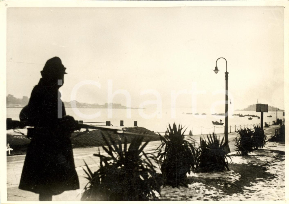 Fotografia d epoca originale 1938 TSINGTAO CINA Sentinella giapponese sorveglia la baia Fotografia 1