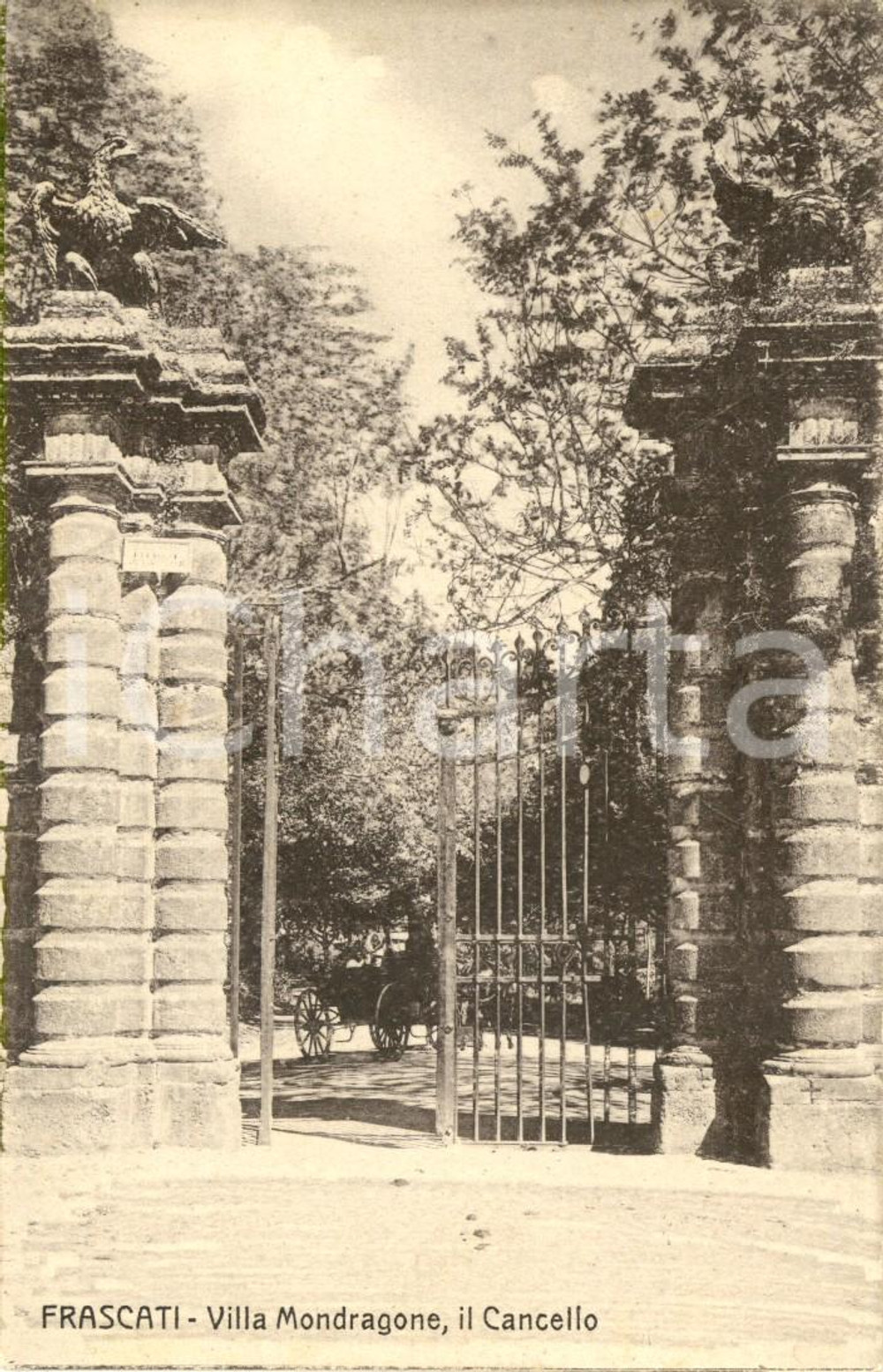Cartolina originale da collezione 1915 FRASCATI ROMA Cancello di Villa MONDRAGONE ANIMATA con carrozza FP VG 1