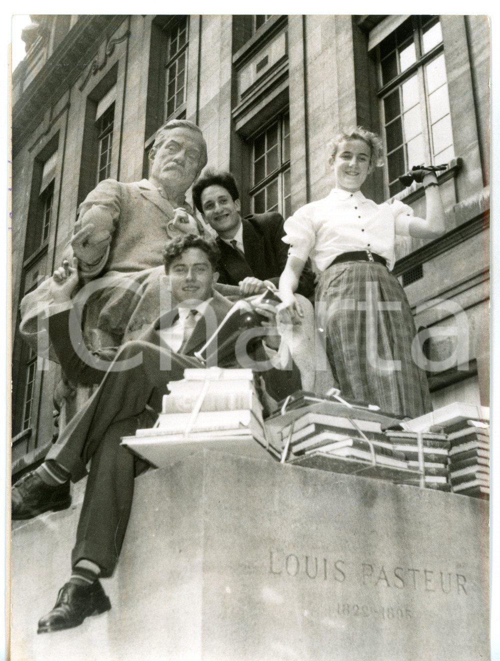 Fotografia d epoca originale 1953 PARIS SORBONNE LaurÃ©ats du Concours GÃ©nÃ©ral sur la statue de Louis Pasteur 1