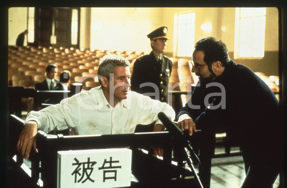 35mm vintage slide* 1997 Film RED CORNER Richard GERE Jon AVNET in una scena 1   Diapositiva d'epoca, in formato 35 mm.  CONDIZIONI: GOOD   Tutti i diritti riservati.E' severamente vietata la riproduzione.  ICharta mette in vendita, sul negozio eBay e in esclusiva sul sito "icharta" il proprio archivio composto da numerose diapositive e negativi fotografici d'epoca, tutti originali e autentici, che attraversano la storia del costume italiano tra gli la fine degli anni Sessanta e Novanta.Si tratta di uno sguardo inedito sull'attualit&agrave;, la politica, la vita quotidiana, il gossip e la cultura, che fotografa il cambiamento della nazione in quest'ultimo scorcio del XX secolo. Un'occasione unica per il mercato del collezionismo, che vede finalmente disponibile un archivio eccezionale per vastit&agrave;, tematiche e condizioni, in un settore (il negativo fotografico e la diapositiva) di assoluta novit&agrave; e dalle interessanti prospettive di investimento.   originale e autentica 1