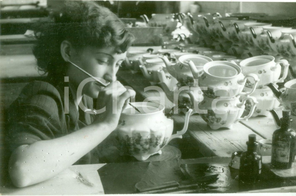 Fotografia d epoca originale 1950 ca WALBRZYCH POLAND Cecily SELAK dipinge a mano teiere di porcellana FOTO 1