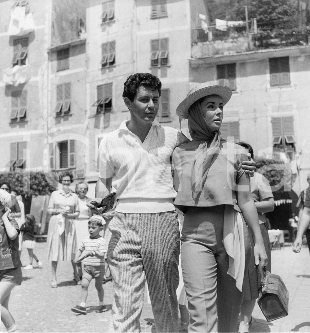 1959 PORTOFINO Liz TAYLOR ed Eddie FISHER in piazzetta (1) Foto vintage 18x19 1959Fotografia vintage rara d'epoca.Timbro archivio Publifoto Genova al verso.FORMATO: 18x19 cm CONDIZIONI: G (minimi difetti di stampa)ICHARTA mette in vendita le stampe vintage della collezione Publifoto Genova, per la maggior parte inedita o in tiratura di pochi esemplari. Si tratta di un'ottima opportunit&agrave; di investimento per i collezionisti di fotografie d'epoca.    originale e autentica 1