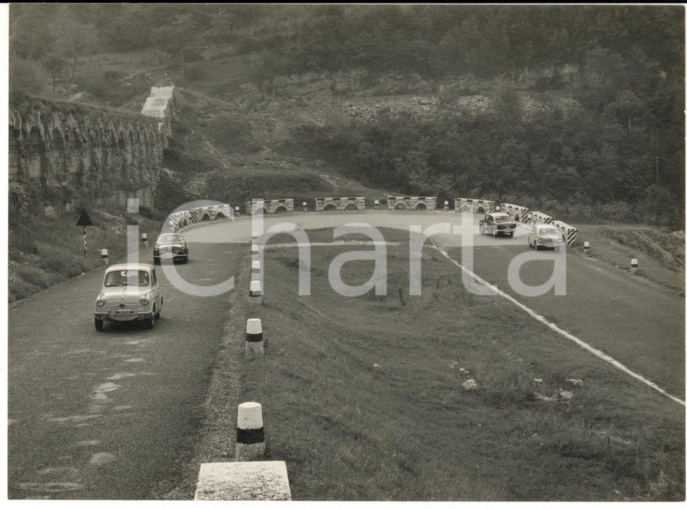 1958 AUTOMOBILISMO VII Trofeo Supercortemaggiore - Passaggio concorrenti *Foto  Fotografia d'epoca con didascalia coeva al verso.  CONDIZIONI: G (ma lieve sovraimpressione) FORMATO: 18x13 cm     originale e autentica 1