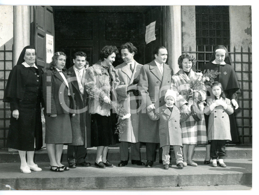 1957 MILANO Chiesa di San Sepolcro - Matrimonio di tre coppie ungheresi *Foto Fotografia d'epoca con didascalia coeva al verso.La fotografia mostra i coniugi Laszo Budai, Eva Lenkei, Attila Elekes, Maria Bangi, Joszev Tabak e Maria Burian. CONDIZIONI: FAIR (piegatura al margine inferiore sinistro)FORMATO: 18x13 cm     originale e autentica 1