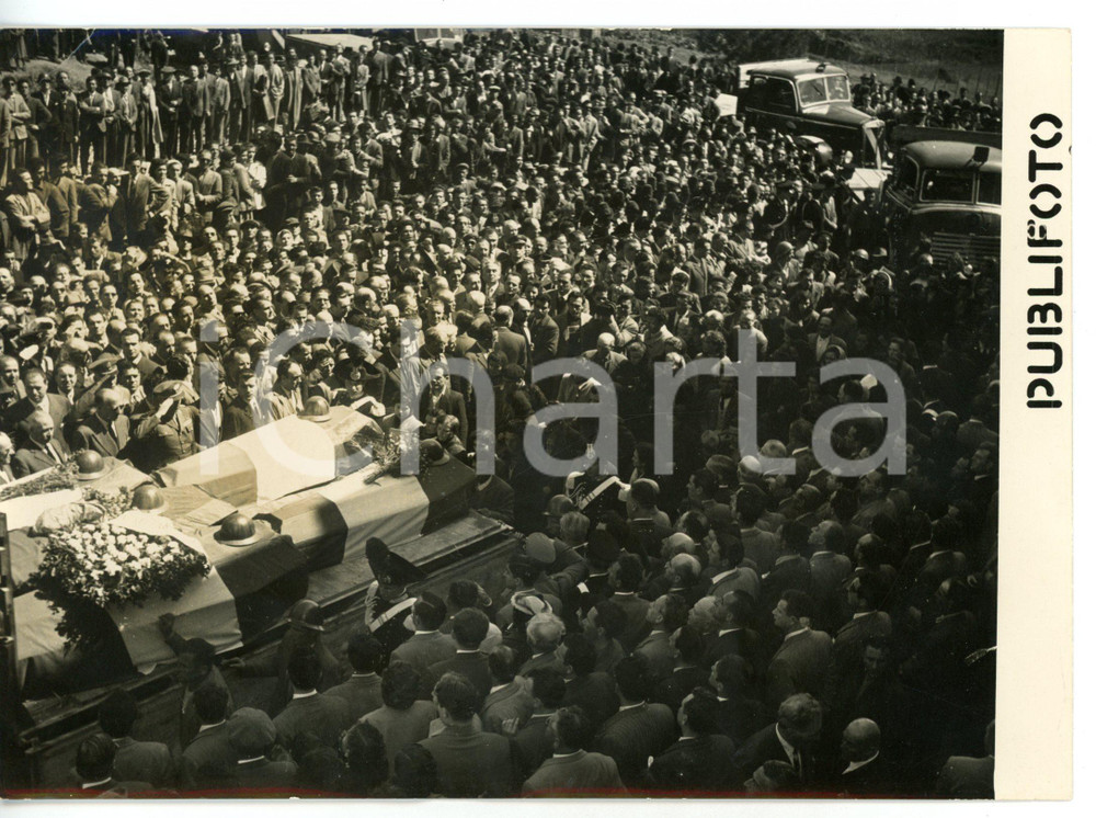 1954 ROCCASTRADA RIBOLLA Tragedia MONTECATINI - Folla ai funerali dei minatori Fotografia d'epoca con didascalia coeva al verso. CONDIZIONI: G (ma lieve alone diffuso; piccola sovraimpressione al margine sinistro)FORMATO: 18x13 cm     originale e autentica 1