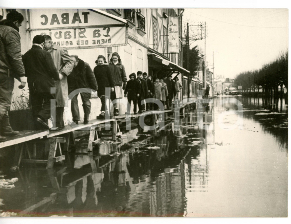 1959 NUBIFRAGIO A PARIGI Scolaresca percorre passerella sospesa *Foto 18x13 cm Fotografia d'epoca con didascalia coeva.  CONDIZIONI: FAIR (bassa qualit&agrave; di stampa) FORMATO: 18x13 cm     originale e autentica 1