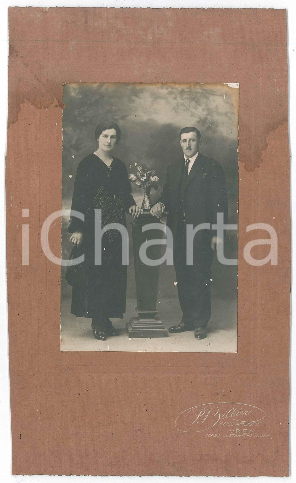 1925 ca IVREA Ritratto di una coppia di coniugi - Foto P. BILLIERI 14x24 cm Fotografia d'epoca, su cartoncino rigido.FOTOGRAFO: P. Billieri - Ivrea, corso NigraCONDIZIONI: P (buone condizioni della fotografia, ma danni da umidit&agrave; al cartoncino, rifilato e con parziale scollamento dei lembi)FORMATO:  14x24 cm    originale e autentica 1