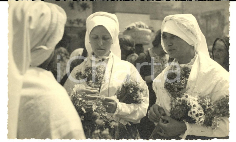 Fotografia d epoca originale 1940 TRIESTE Giovani donne in costume tradizionale  Festa primavera Foto FP 1