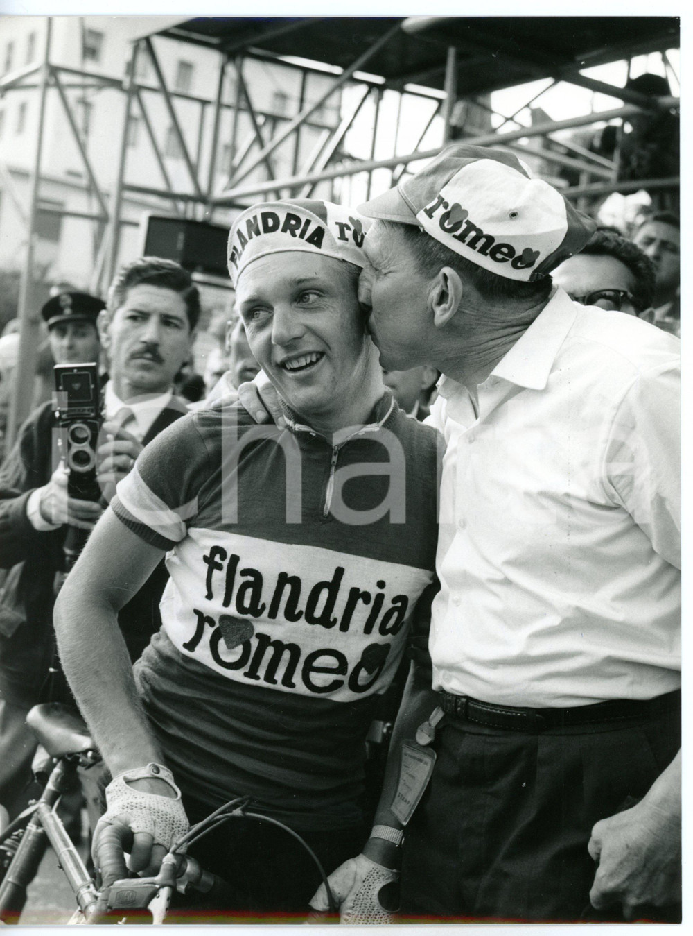 1965 CATANZARO - GIRO D'ITALIA CICLISMO Frans BRANDS vincitore 8^ tappa *Foto Fotografia d'epoca con didascalia coeva al verso. CONDIZIONI: GFORMATO: 18x24 cm     originale e autentica 1