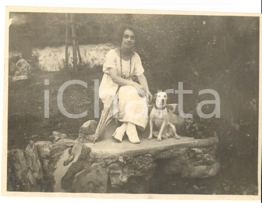 Fotografia d'epoca originale 1921 ARCISATE (VA) Giovane donna posa in giardino con il cane *Foto 11x8 1