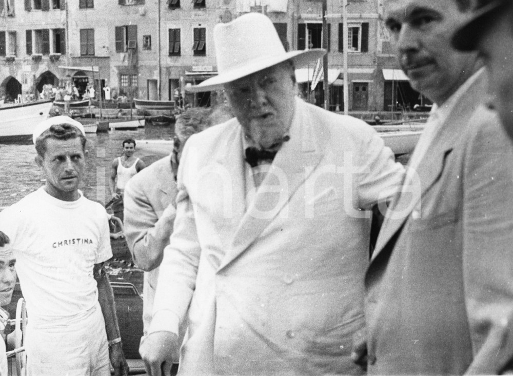 1959 PORTOFINO Arrivo di Winston CHURCHILL ospite di Onassis - Foto 24x18 cm 1959Fotografia vintage rara d'epoca.Timbro archivio Publifoto Genova al verso.FORMATO: 24x18 cm CONDIZIONI: POOR (increspatura marginale e difetti di stampa evidenti)ICHARTA mette in vendita le stampe vintage della collezione Publifoto Genova, per la maggior parte inedita o in tiratura di pochi esemplari. Si tratta di un'ottima opportunit&agrave; di investimento per i collezionisti di fotografie d'epoca.    originale e autentica 1