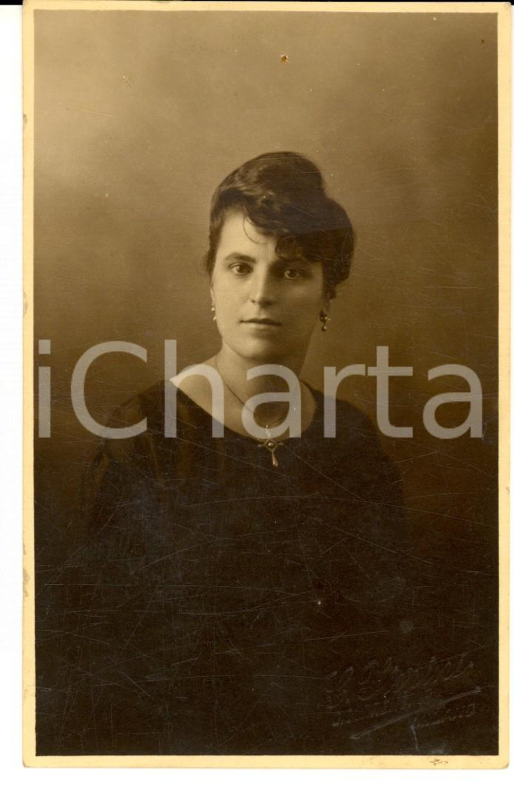 Fotografia d epoca originale 1930 ca MILANO Ritratto di donna in abito scuro Foto cartolina FIORINI 1