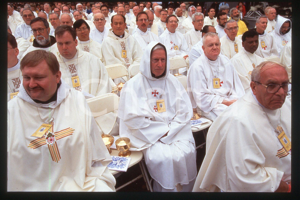 35mm vintage slide* 1995 NEW YORK Central Park - Pope's Mass - Priests (1)  Diapositiva d'epoca, in formato 35 mm.CONDIZIONI: GOODE' severamente vietata la riproduzione. Tutti i diritti sono riservati.Nella diapositiva ICharta mette in vendita, sul negozio eBay e in esclusiva sul sito "icharta" il proprio archivio composto da numerose diapositive e negativi fotografici d'epoca, tutti originali e autentici, che attraversano la storia del costume italiano tra gli la fine degli anni Sessanta e Novanta.Si tratta di uno sguardo inedito sull'attualit&agrave;, la politica, la vita quotidiana, il gossip e la cultura, che fotografa il cambiamento della nazione in quest'ultimo scorcio del XX secolo. Un'occasione unica per il mercato del collezionismo, che vede finalmente disponibile un archivio eccezionale per vastit&agrave;, tematiche e condizioni, in un settore (il negativo fotografico e la diapositiva) di assoluta novit&agrave; e dalle interessanti prospettive di investimento.  FAIR/discreto   originale e autentica 1