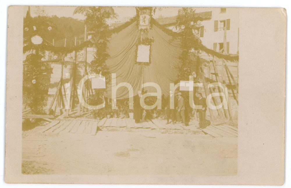 1896 Area di EMPOLI Evento in piazza - Palco con stemma araldico - Foto 14x9 cm  Fotografia d'epoca, in formato cartolina postale, con didascalia manoscritta al verso.Didascalia a stampa al verso: "Preparate dai F.lli Cioni... Empoli".CONDIZIONI: VP (piegature evidenti al lato superiore)FORMATO: 14x9 cm    originale e autentica 1
