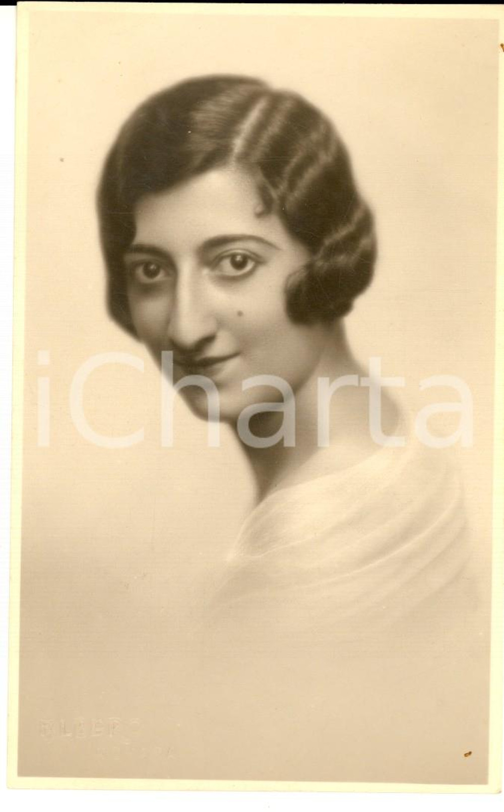 Fotografia d epoca originale 1920 ca NOVARA Ritratto di giovane donna con un neo Foto cartolina ALBERO 1