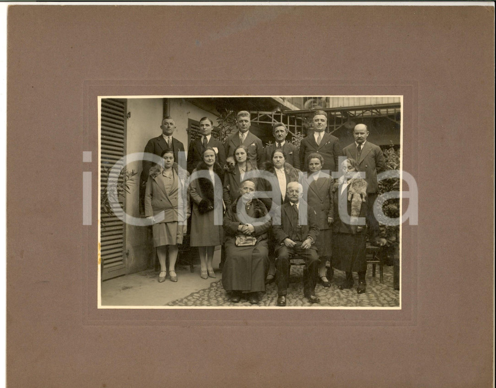 Fotografia d epoca originale 1930 ca AREA LOMBARDA Famiglia nella corte di casa di ringhiera Foto VINTAGE 1