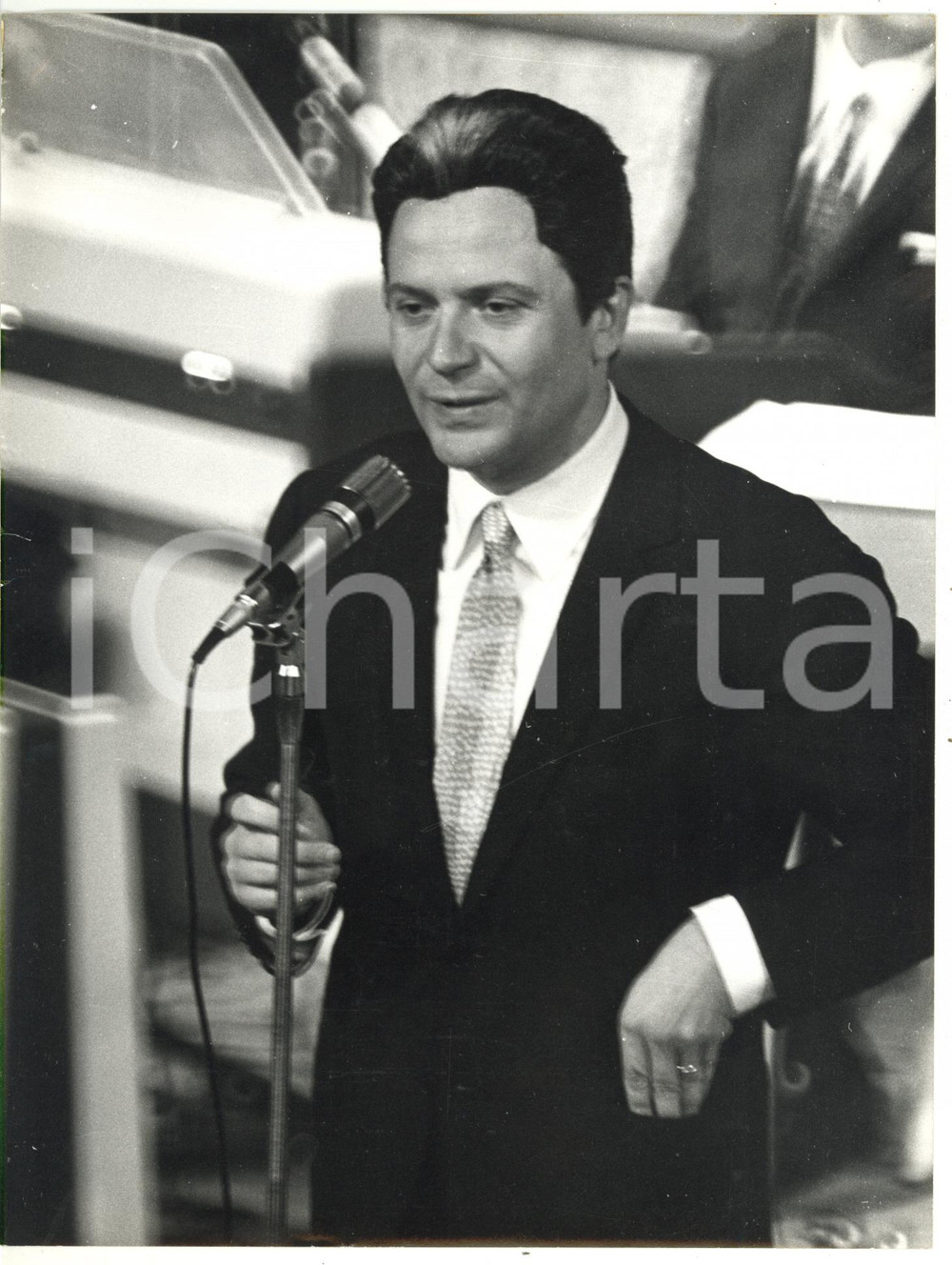 1968 SANREMO - CANTAGIRO Alighiero NOSCHESE imita Aldo MORO *Foto 18x24 cm  Fotografia d'epoca, con didascalia coeva al verso.  CONDIZIONI: FAIR (piegatura al margine sinistro; bassa qualit&agrave; di stampa)FORMATO: 18x24 cm     originale e autentica 1