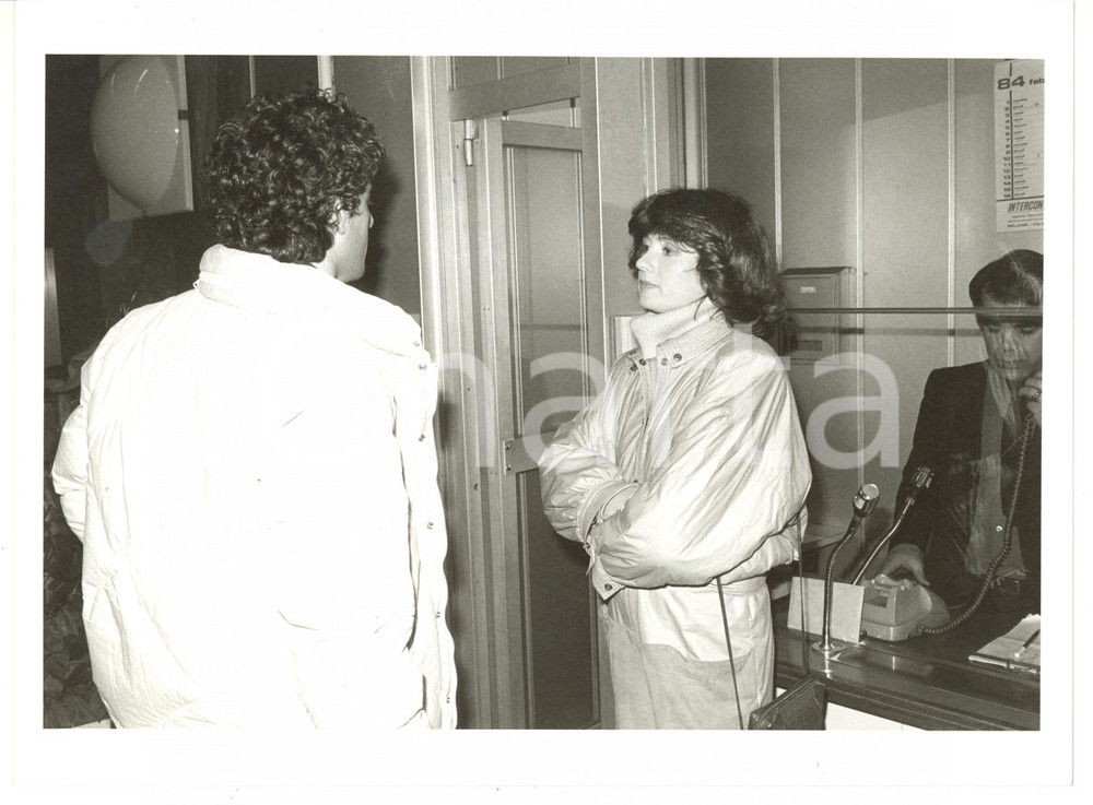 1984 COSTUME Ritratto di Gigliola CINQUETTI in portineria - Foto VINTAGE 24x18