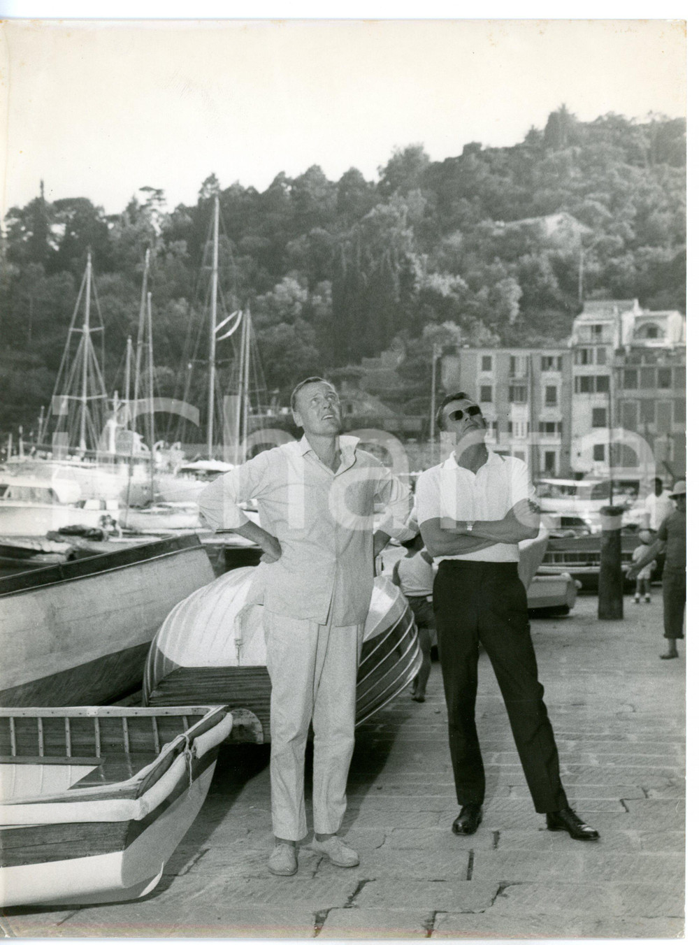 1962 PORTOFINO - Glenn FORD a passeggio sul molo - Fotografia 18x24 cm Fotografia d'epoca.  CONDIZIONI: G FORMATO: 18x24 cm     originale e autentica 1
