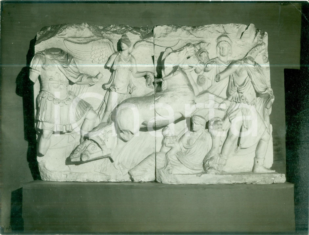 Fotografia d epoca originale 1935 ca ROMA ARCHEOLOGIA Altorilievo scultoreo Scena di combattimento Fotografia 1