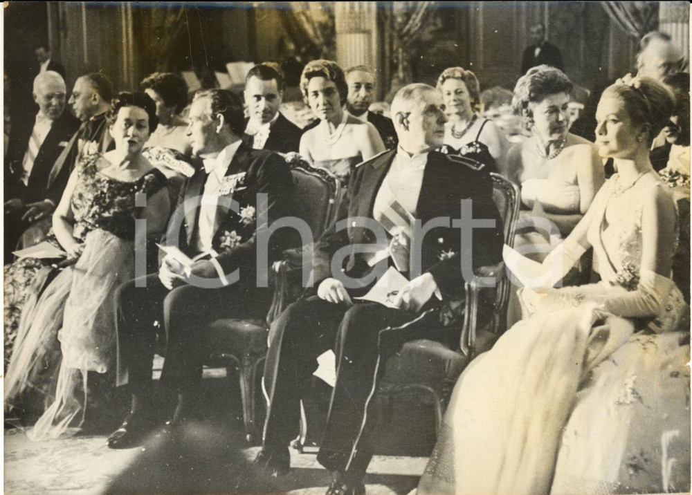 1959 PARIS ELYSEE Ranieri e Grace di Monaco a ricevimento con Charles DE GAULLE Fotografia d'epoca con didascalia coeva al verso. CONDIZIONI: FAIR (aloni)FORMATO: 18x13 cm     originale e autentica 1