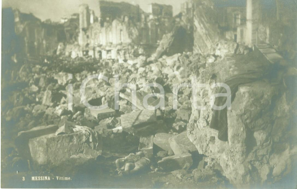 Cartolina originale da collezione 1920 ca MESSINA TERREMOTO Vittime tra le macerie *Cartolina postale FP NV 1