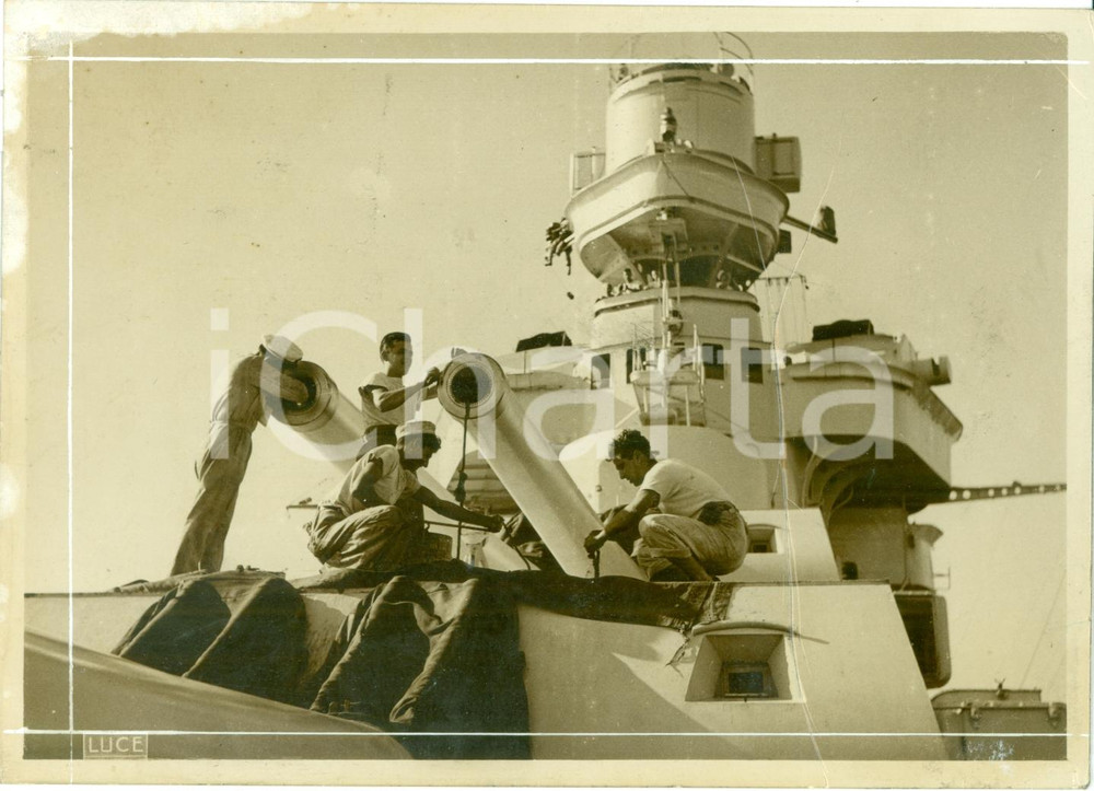 Fotografia d epoca originale 1941 WWII PROPAGANDA GUERRA NAVALE Marinai puliscono pezzi artiglieria FOTO 1