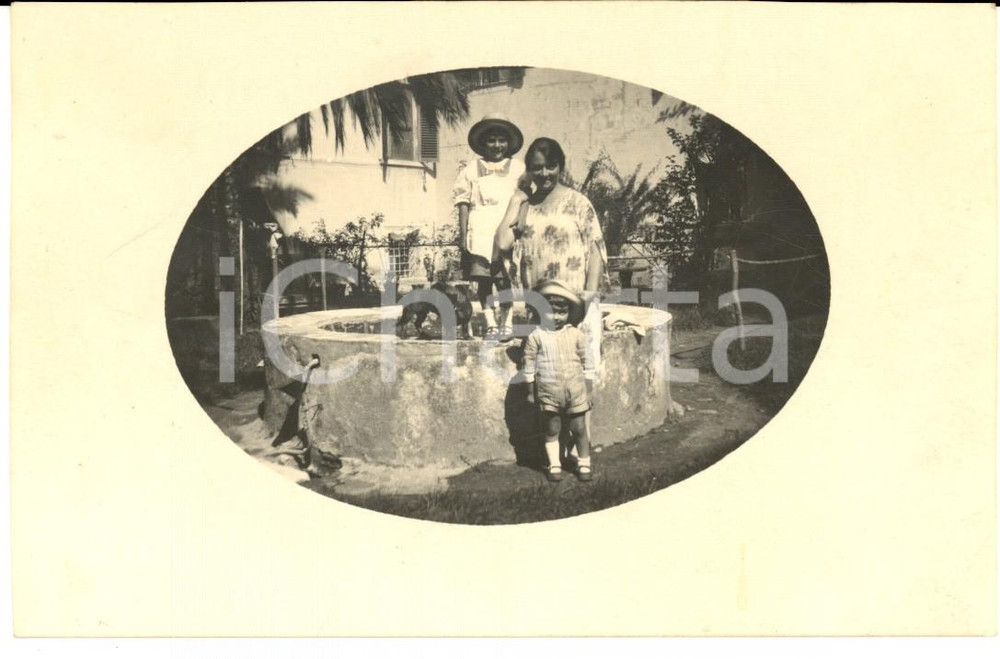 Fotografia d epoca originale 1910 ca AREA LOMBARDA Donna con le figlie al pozzo Foto cartolina VINTAGE 1
