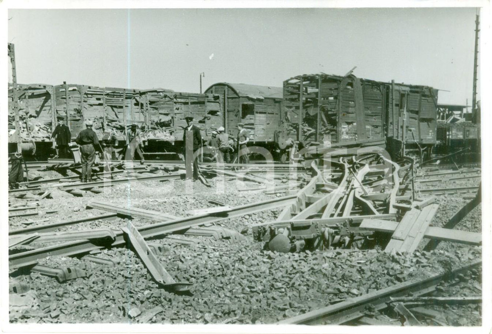 Fotografia d epoca originale 1943 KOLN WW2 Vagoni ferroviari distrutti dai bombardamenti Fotografia 1