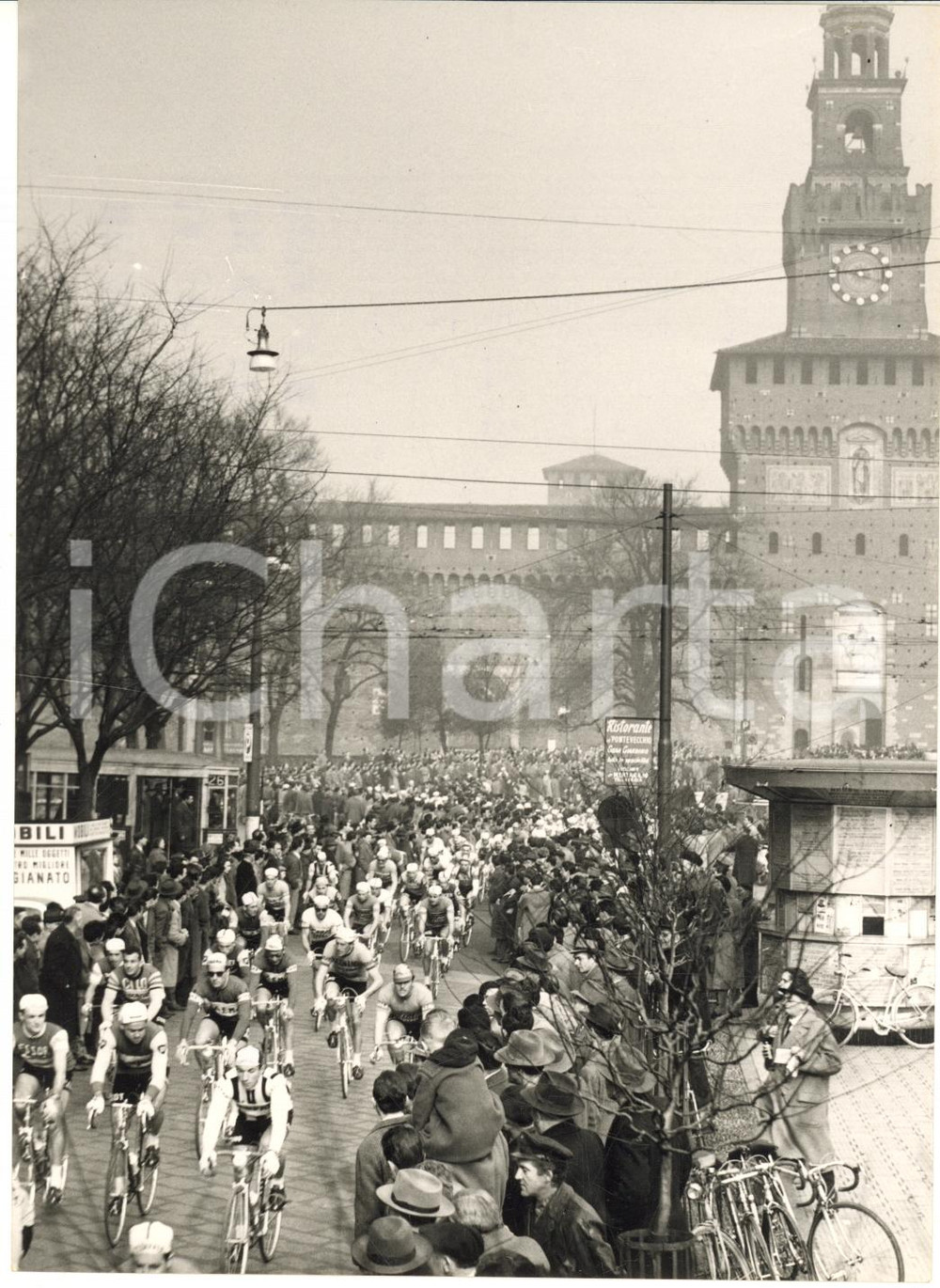 1958 CICLISMO MILANO-SANREMO Il gruppo al Castello Sforzesco - Foto 13x18 cm