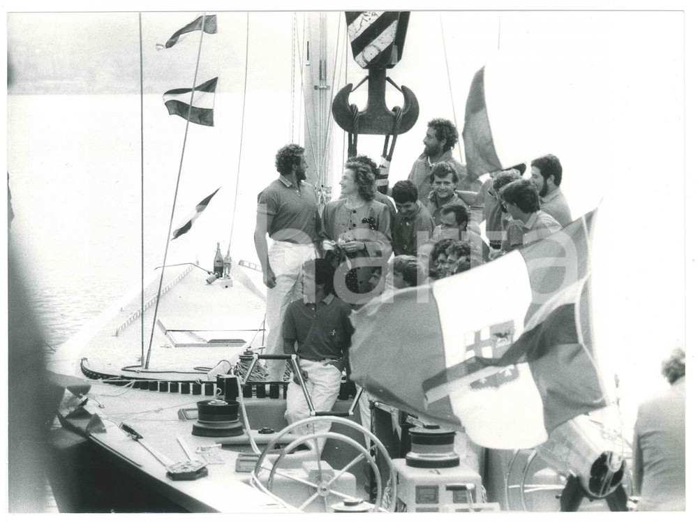 Fotografia d epoca originale 1985 VENEZIA  VELA Varo ITALIA II L equipaggio sull imbarcazione  Foto 24x18 1