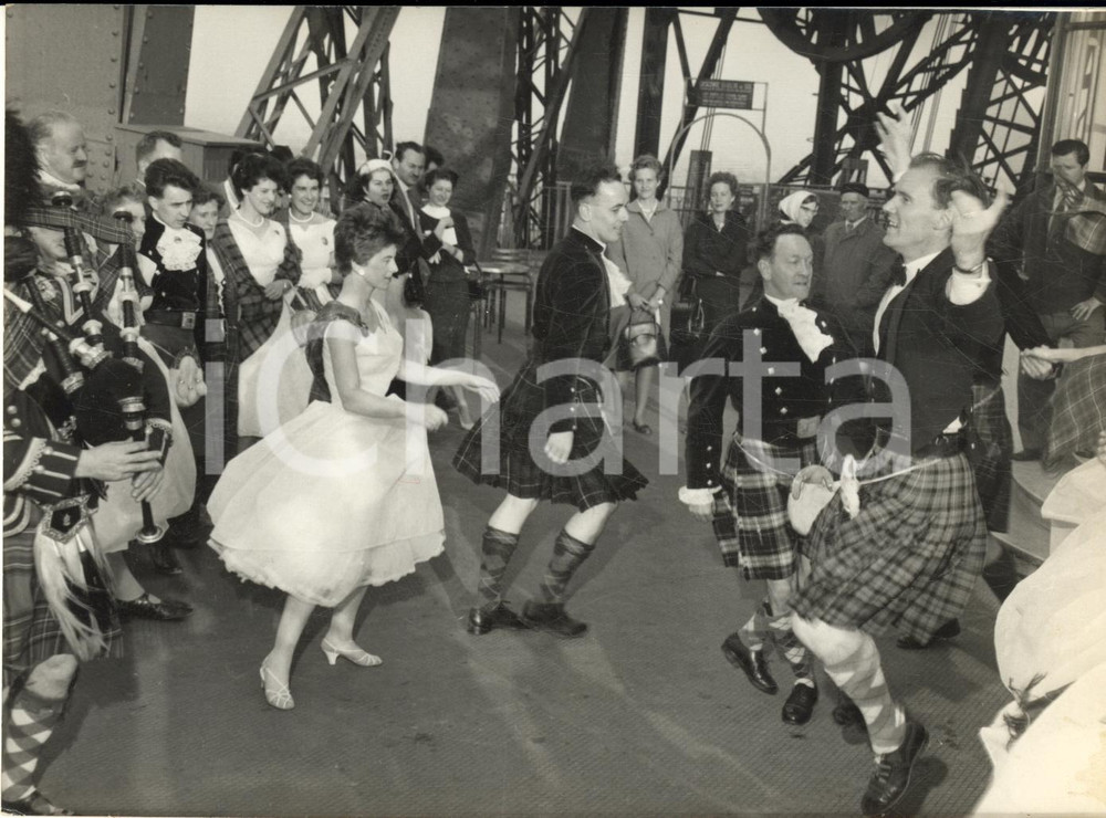 1959 PARIS 70 ans Tour Eiffel - Danseurs écossais "Clan Hay dancers" *Photo