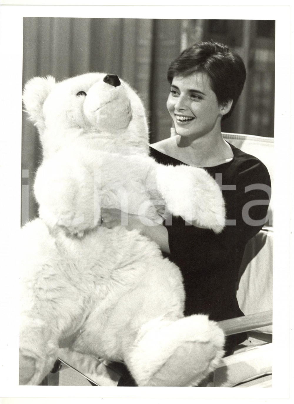1990 ca CINEMA Isabella ROSSELLINI stringe un peluche - Foto VINTAGE 18x24