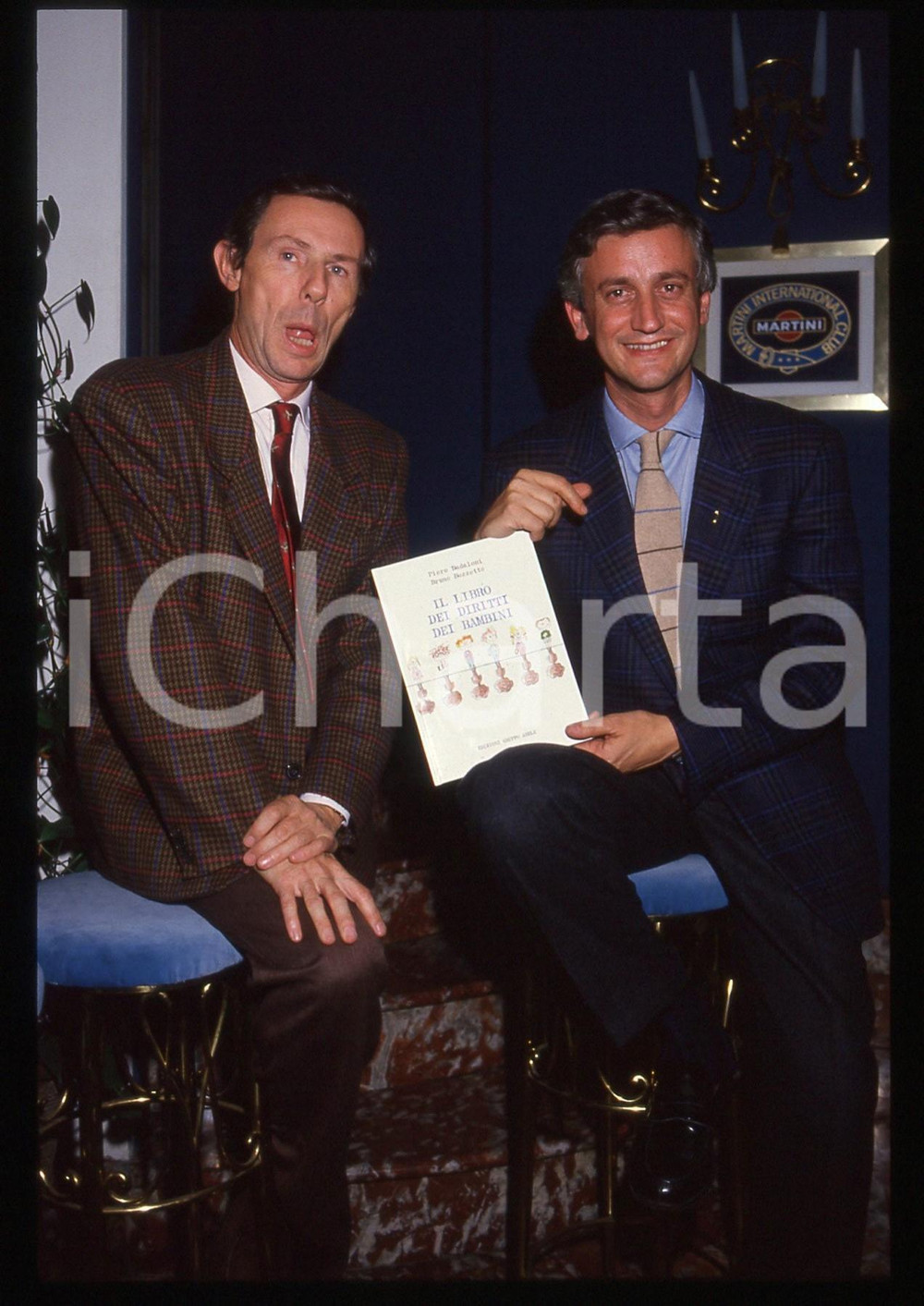 35mm vintage slide* 1987 MILANO Bruno BOZZETTO Piero BADALONI Terrazza MARTINI 1  Diapositiva d'epoca, in formato 35 mm.Nella diapositiva compaiono Bruno Bozzetto e Piero Badaloni alla Terrazza Martini di Milano nel 1987, in occasione della presentazione de "Il libro dei diritti dei bambini". CONDIZIONI: GOOD  Tutti i diritti riservati.E' severamente vietata la riproduzione. ICharta mette in vendita, sul negozio eBay e in esclusiva sul sito "icharta" il proprio archivio composto da numerose diapositive e negativi fotografici d'epoca, tutti originali e autentici, che attraversano la storia del costume italiano tra gli la fine degli anni Sessanta e Novanta.Si tratta di uno sguardo inedito sull'attualit&agrave;, la politica, la vita quotidiana, il gossip e la cultura, che fotografa il cambiamento della nazione in quest'ultimo scorcio del XX secolo. Un'occasione unica per il mercato del collezionismo, che vede finalmente disponibile un archivio eccezionale per vastit&agrave;, tematiche e condizioni, in un settore (il negativo fotografico e la diapositiva) di assoluta novit&agrave; e dalle interessanti prospettive di investimento.New layer...  originale e autentica 1