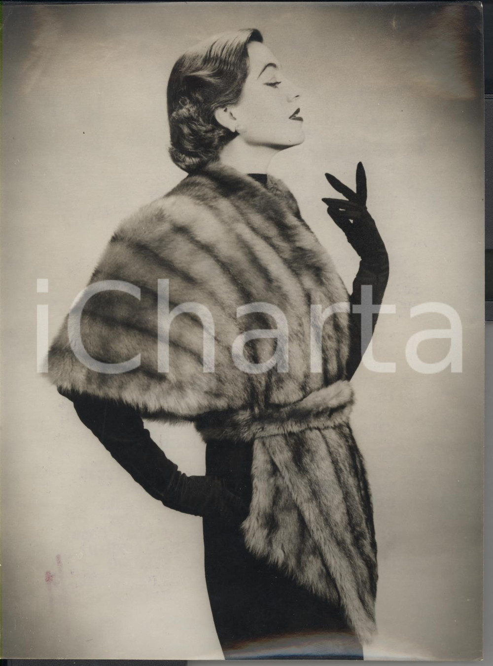 Fotografia d epoca originale 1953 LONDON Model wearing Tescan Mincella Lamb fur stole Photo Fashion 15x20 1