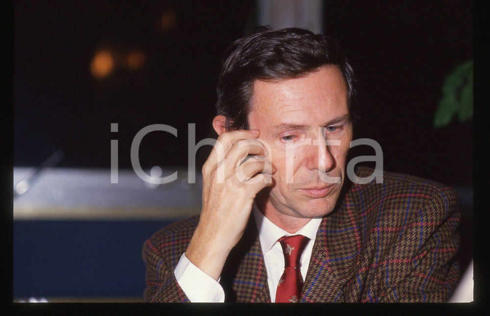 35mm vintage slide* 1987 MILANO Bruno BOZZETTO alla TERRAZZA MARTINI Ritratto 14  Diapositiva d'epoca, in formato 35 mm.Nella diapositiva compare Bruno Bozzetto alla Terrazza Martini di Milano nel 1987, in occasione della presentazione de "Il libro dei diritti dei bambini", scritto con Piero Badaloni. CONDIZIONI: GOOD  Tutti i diritti riservati.E' severamente vietata la riproduzione. ICharta mette in vendita, sul negozio eBay e in esclusiva sul sito "icharta" il proprio archivio composto da numerose diapositive e negativi fotografici d'epoca, tutti originali e autentici, che attraversano la storia del costume italiano tra gli la fine degli anni Sessanta e Novanta.Si tratta di uno sguardo inedito sull'attualit&agrave;, la politica, la vita quotidiana, il gossip e la cultura, che fotografa il cambiamento della nazione in quest'ultimo scorcio del XX secolo. Un'occasione unica per il mercato del collezionismo, che vede finalmente disponibile un archivio eccezionale per vastit&agrave;, tematiche e condizioni, in un settore (il negativo fotografico e la diapositiva) di assoluta novit&agrave; e dalle interessanti prospettive di investimento.New layer...  originale e autentica 1