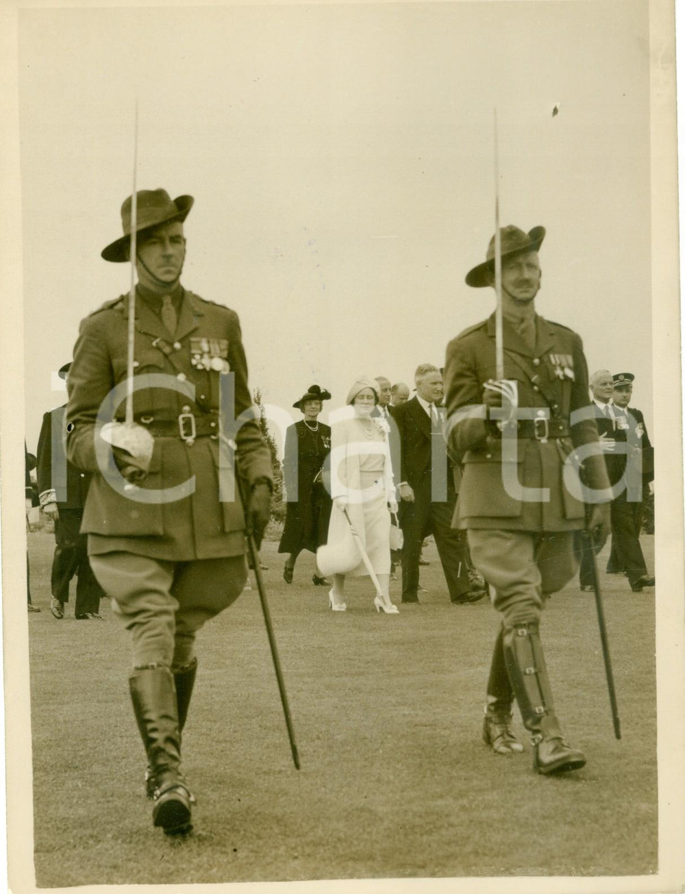 Fotografia d epoca originale 1938 VILLERSBRETONNEUX Regina Elizabeth inaugura l Australian National Memorial 1