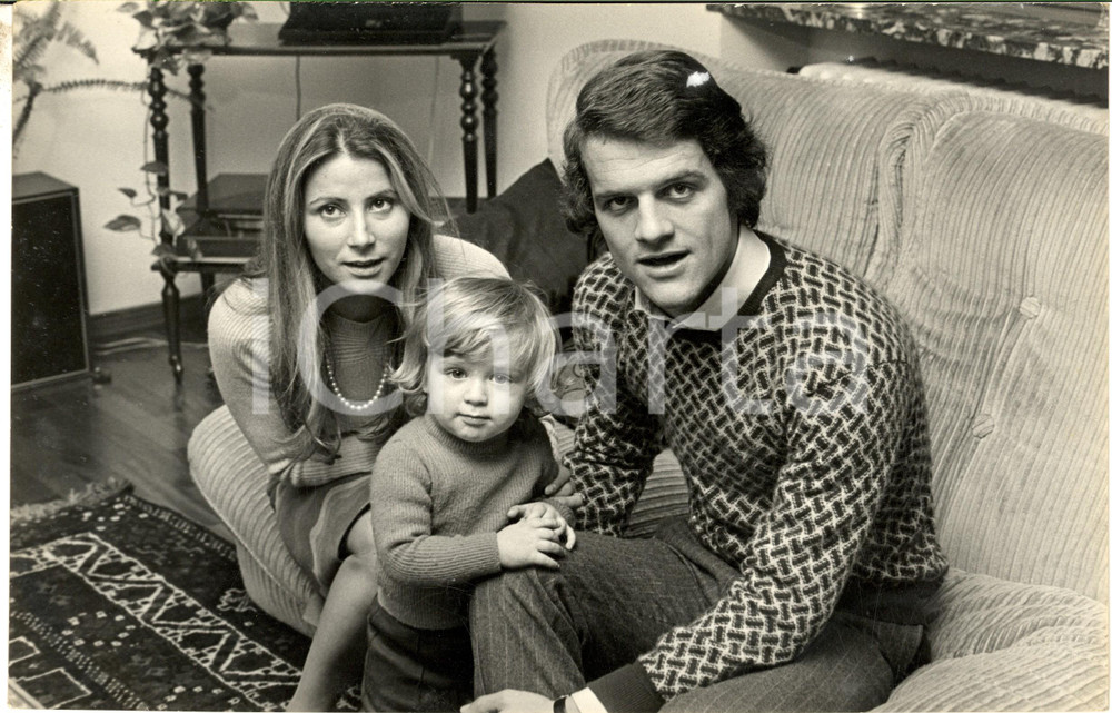1972 MILANO Fabio CAPELLO a casa con la moglie e il figlio (6) Foto 30x20