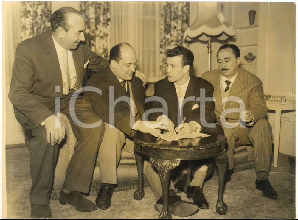 1958 LONDON BOXE Peter WATERMAN signs a contract to defend his title *Photo