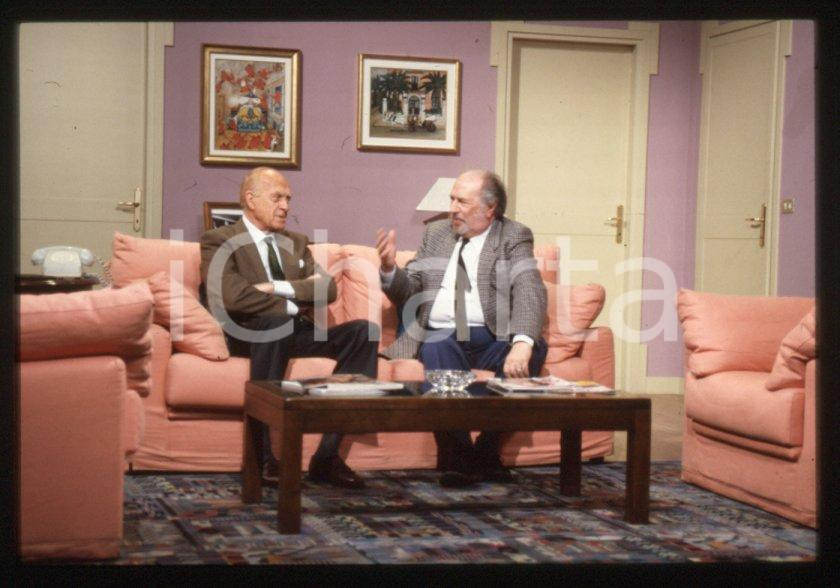 Fotografia d epoca originale 2000 ca CASA VIANELLO Raimondo VIANELLO in salotto 35mm vintage slide 3 1
