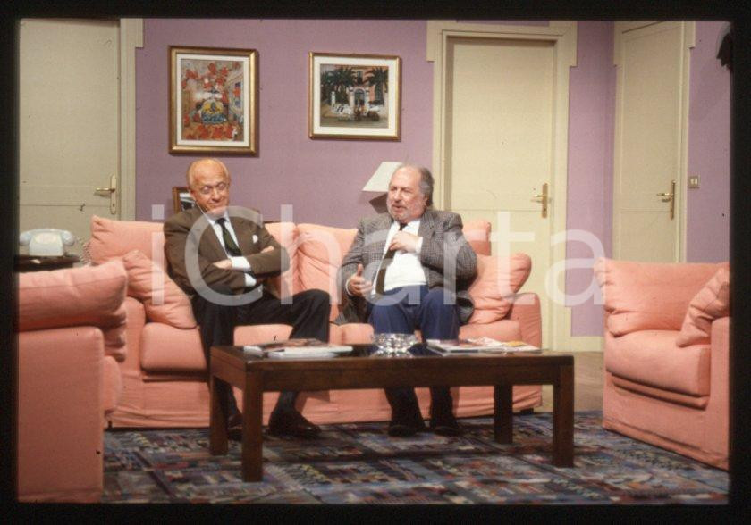 Fotografia d epoca originale 2000 ca CASA VIANELLO Raimondo VIANELLO in salotto 35mm vintage slide 5 1