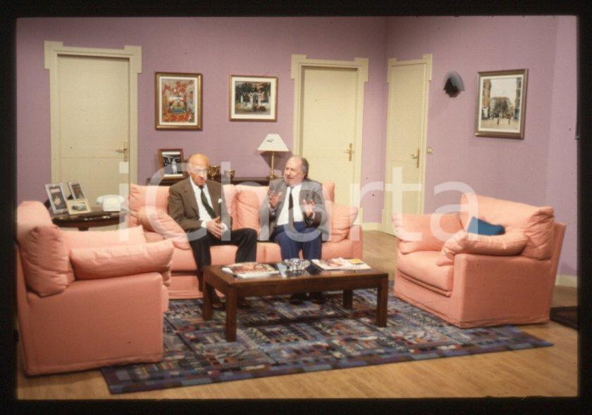 Fotografia d epoca originale 2000 ca CASA VIANELLO Raimondo VIANELLO in salotto 35mm vintage slide 6 1