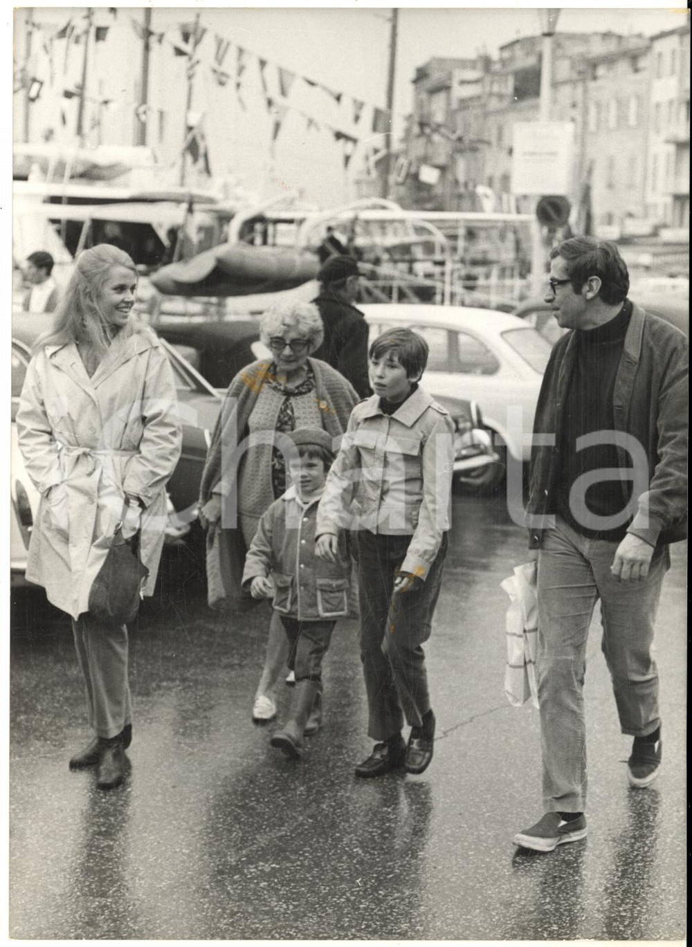 1968 SAINT-TROPEZ (F) Jane FONDA con Roger VADIM e i figli - Foto 13x18 cm